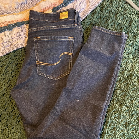 Mid Rise Jeggings *the brand on the pant is “LEVI STRAUSS” Purchased at Kohl’s - Picture 3 of 4